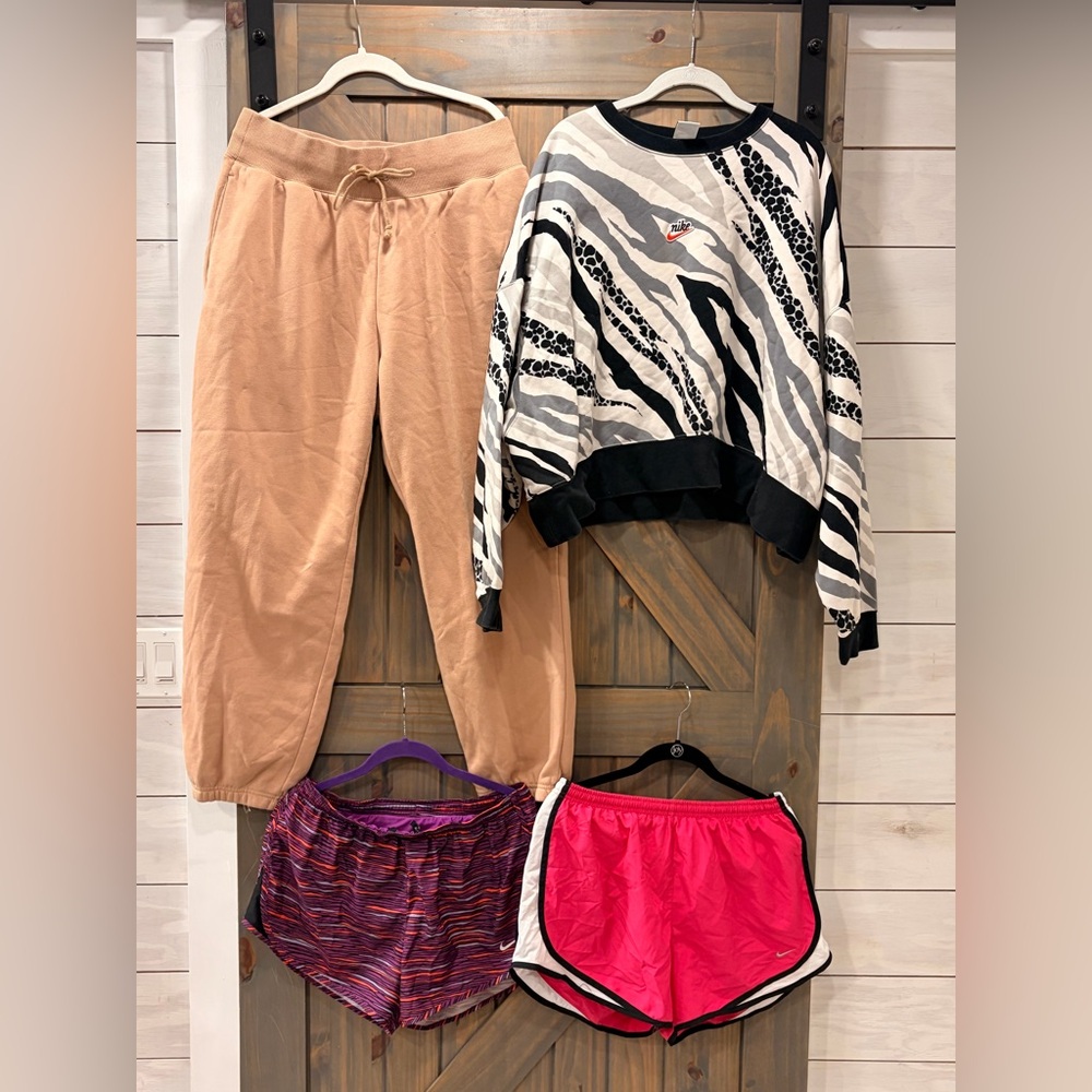 Nike 4 piece lot shorts joggers & sweater Large